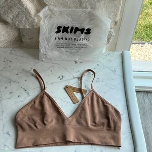 NEVER WORN: SKIMS Scoop neck bra.